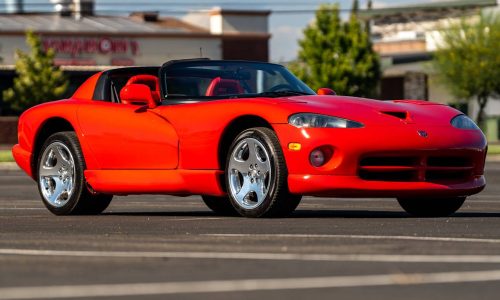Dodge Viper RT/10 di Pamela Anderson all’asta: la protagonista della serie TV VIP cerca un nuovo proprietario.