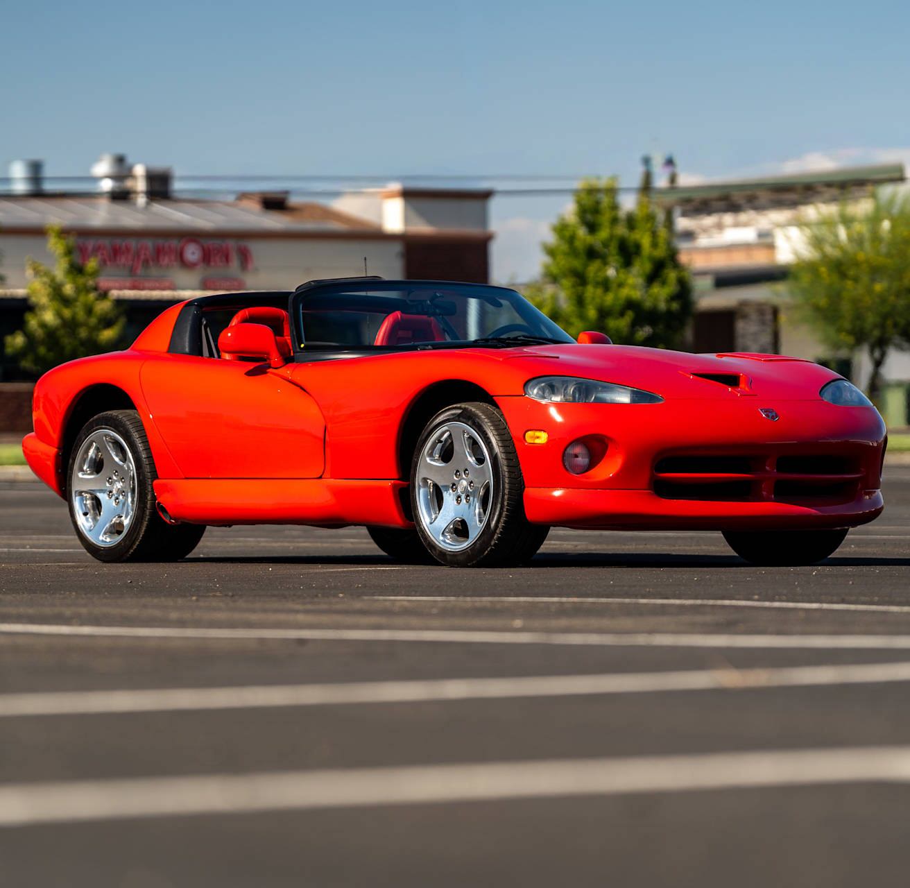 Dodge Viper RT/10 di Pamela Anderson all’asta: la protagonista della serie TV VIP cerca un nuovo proprietario.